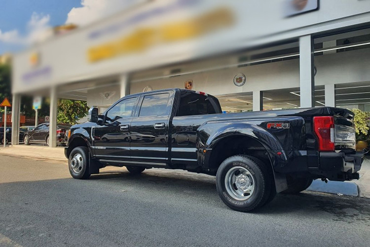 Ford F-350 Super Duty Limited Crew Cab khủng long được trang bị tới 6 bánh xe chuyên dụng gồm 2 phía trước, 4 phía sau, đi kèm là các vòm bánh xe loe rộng, trông rất mạnh mẽ. Chiều ngang của phần thùng xe cũng lớn hơn đáng kể so với F-350 thông thường.