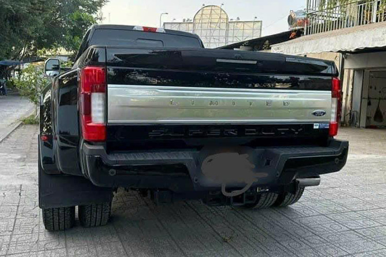 Hiện tại, giá xe Ford F-350 Super Duty Limited Crew Cab 2017 đã qua sử dụng này đang được rao bán với giá 4,68 tỷ đồng. Tại thị trường Mỹ, xe mới có giá khoảng 84.000 USD (khoảng 2 tỷ đồng).