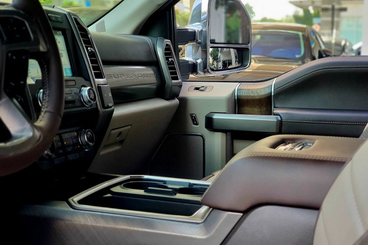 Một số trang bị tiện ích hiện đại có thể kể đến trên “siêu bán tải” này gồm: cảnh báo điểm mù, cửa sổ trời panorama, khởi động từ xa, hệ thống giải trí SYNC 3 với 10 loa Bang Olufsen công suất 1.000 watt, sưởi ghế sau và chế độ gài cầu.