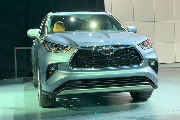 Toyota đã loại bỏ lưới tản nhiệt kiểu lưỡi dao cạo và thay vào đó là cụm lưới tản nhiệt mới hình thang nhỏ gọn hơn, phía trên tích hợp thanh mạ crôm sáng bóng với logo Toyota chính giữa làm điểm nhấn. Nắp ca-pô mới gân guốc thể thao hơn, đèn pha mới được thiết kế mảnh mai sắc sảo tích hợp đèn chiếu sáng ban ngày bên dưới.