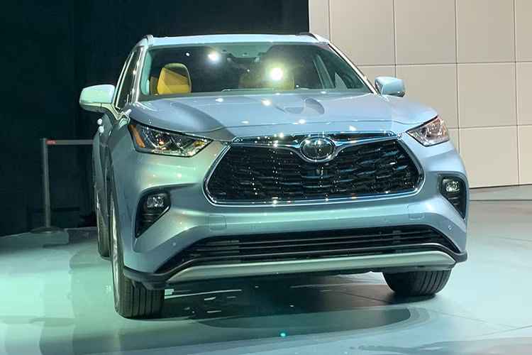 Toyota đã loại bỏ lưới tản nhiệt kiểu lưỡi dao cạo và thay vào đó là cụm lưới tản nhiệt mới hình thang nhỏ gọn hơn, phía trên tích hợp thanh mạ crôm sáng bóng với logo Toyota chính giữa làm điểm nhấn. Nắp ca-pô mới gân guốc thể thao hơn, đèn pha mới được thiết kế mảnh mai sắc sảo tích hợp đèn chiếu sáng ban ngày bên dưới.