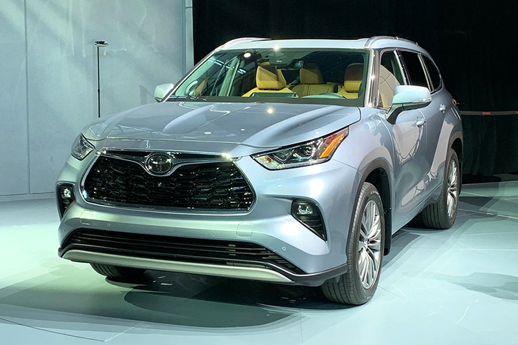 Hãng xe ôtô Nhật Bản đã giới thiệu dòng Toyota Highlander thế hệ mới tại Triển lãm ô tô quốc tế New York 2019 hồi tháng 4 năm nay. Thông thường thì thị trường Việt Nam sẽ ít được ưu tiên các dòng xe mới. Nhưng nhờ vào thông tin từ Bộ Tài Chính mà chúng ta biết được khả năng rất cao là Toyota Highlander 2020 sẽ sớm ra mắt tại Việt Nam trong năm nay.