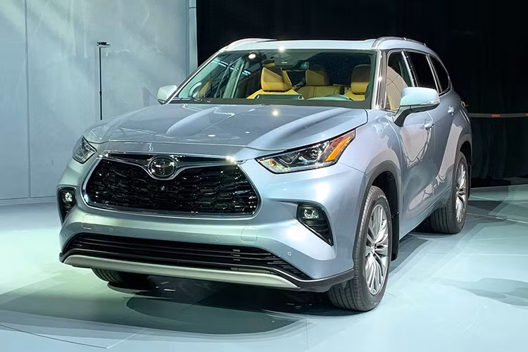 Hãng xe ôtô Nhật Bản đã giới thiệu dòng Toyota Highlander thế hệ mới tại Triển lãm ô tô quốc tế New York 2019 hồi tháng 4 năm nay. Thông thường thì thị trường Việt Nam sẽ ít được ưu tiên các dòng xe mới. Nhưng nhờ vào thông tin từ Bộ Tài Chính mà chúng ta biết được khả năng rất cao là Toyota Highlander 2020 sẽ sớm ra mắt tại Việt Nam trong năm nay.