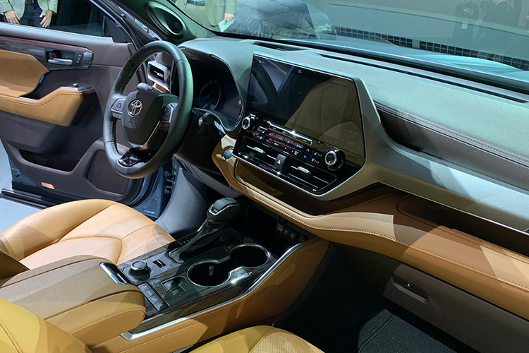 Nội thất Highlander 2020 cũng được xây dựng lại gồm; bảng táp-lô đa tầng hay vô lăng. Toyota đã trrang bị hệ thống đa phương tiện mới nhất cho Highlander, hỗ trợ kết nối Apple Car Play/ Android Auto, tương thích Alexa In-Car, radio SiriusXM, kết nối Wi-Fi,... thông qua màn hình cảm ứng 8 inch tiêu chuẩn (12,3 inch trên bản cao cấp), màn hình hỗ trợ lái dạng analog với màn hình hiển thị đa thông tin (MID) 4,2 inch trong bảng điều khiển là trang bị tiêu chuẩn (7 inch bản cao cấp).