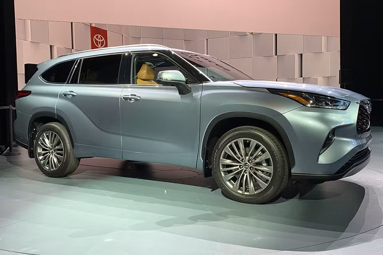 Về thiết kế, Toyota Highlander 2020 mới đã chuyển sang sử dụng nền tảng khung gầm Toyota New Global Architecture (TNGA) - nền tảng đang được sử dụng trên dòng RAV4, Camry và Avalon mới. Highlander thế hệ mới là một sự kết hợp về thiết kế giữa hai dòng RAV4 và Avalon thế hệ mới khiến nó trở nên cao cấp và ấn tượng hơn trước.