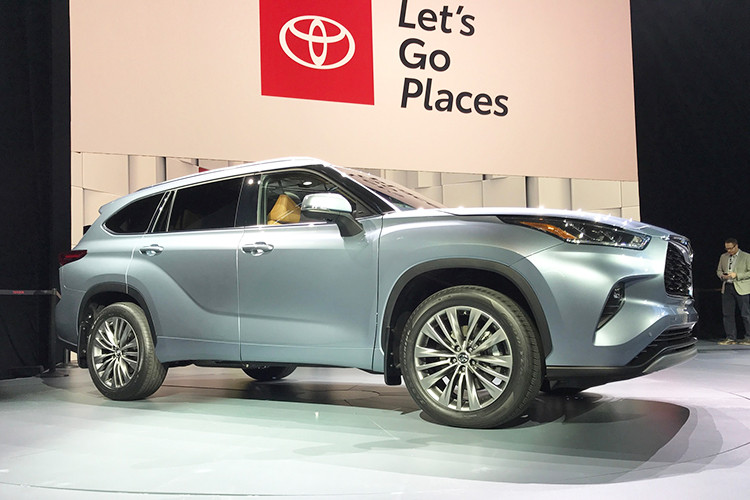 Ngoài ra, Toyota cũng cung cấp Highlander Hybrid mới hai hệ dẫn động gồm: cầu trước (2WD) hoặc cả bốn bánh (AWD) thay vì chỉ cung cấp duy nhất hệ dẫn động bốn bánh (AWD) như trước. Đi cùng là hộp số tự động 8 cấp (Direct Shift). Highlander 2020 có khả năng bám đường tốt hơn với lựa chọn dẫn động cầu trước hoặc ba hệ thống dẫn động bốn bánh có sẵn cho phiên bản máy V6 N/A và bản V6 Hybrid.