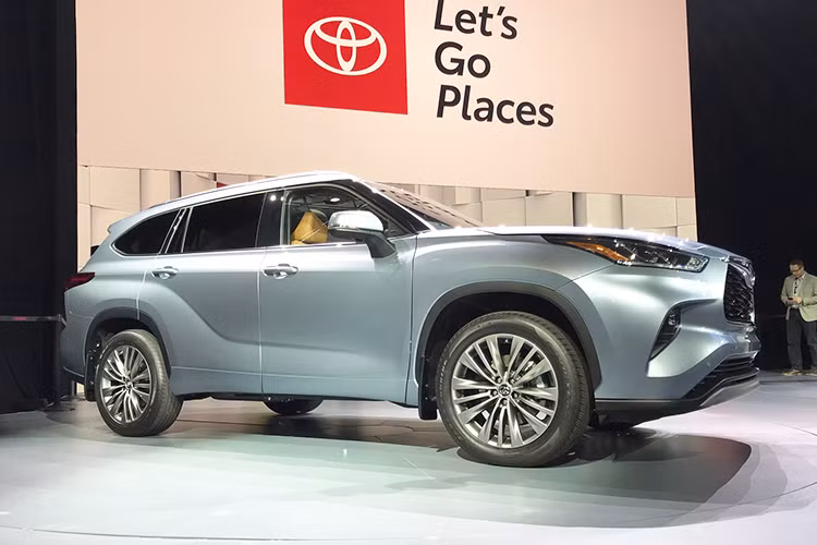 Ngoài ra, Toyota cũng cung cấp Highlander Hybrid mới hai hệ dẫn động gồm: cầu trước (2WD) hoặc cả bốn bánh (AWD) thay vì chỉ cung cấp duy nhất hệ dẫn động bốn bánh (AWD) như trước. Đi cùng là hộp số tự động 8 cấp (Direct Shift). Highlander 2020 có khả năng bám đường tốt hơn với lựa chọn dẫn động cầu trước hoặc ba hệ thống dẫn động bốn bánh có sẵn cho phiên bản máy V6 N/A và bản V6 Hybrid.