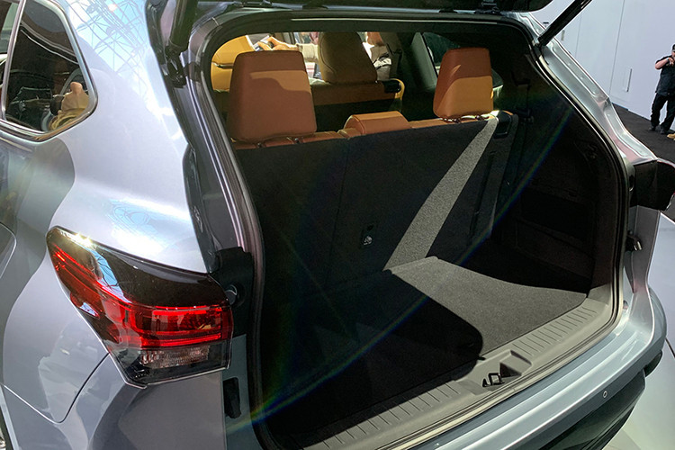 Highlander thế hệ mới có 02 tùy chọn động cơ xăng bao gồm; 2.5L hút khí tự nhiên, DOHC, VVT-iE kết hợp với mô-tơ điện cho công suất tối đa 240 mã lực, tiết kiệm nhiên liệu (8,3 đến 10,1 L/100km đường hỗn hơp) . Động cơ V6 dung tích 3.5L hút khí tự nhiên sản sinh công suất tối đa 295 mã lực và mô-men xoắn cực đại 356 Nm đi cùng khả năng kéo 2,2 tấn (5.000 pound).