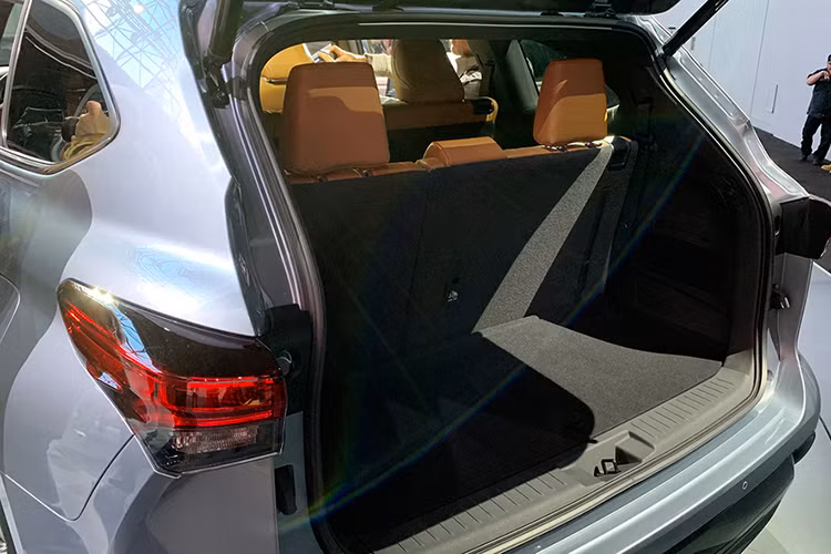 Highlander thế hệ mới có 02 tùy chọn động cơ xăng bao gồm; 2.5L hút khí tự nhiên, DOHC, VVT-iE kết hợp với mô-tơ điện cho công suất tối đa 240 mã lực, tiết kiệm nhiên liệu (8,3 đến 10,1 L/100km đường hỗn hơp) . Động cơ V6 dung tích 3.5L hút khí tự nhiên sản sinh công suất tối đa 295 mã lực và mô-men xoắn cực đại 356 Nm đi cùng khả năng kéo 2,2 tấn (5.000 pound).