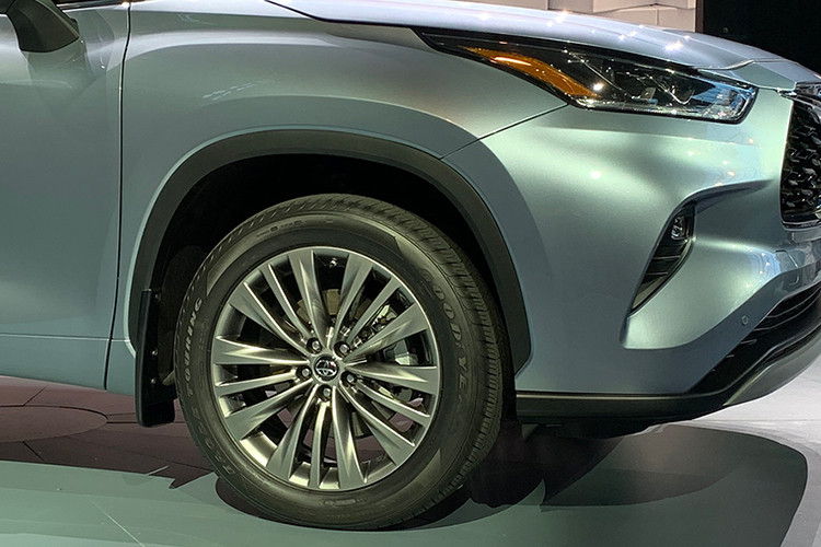 Hai phiên bản cao cấp sử dụng đèn pha projector và la-zăng 20 inch. So với phiên bản cũ, Highlander thế hệ thứ 4 dài hơn 60 mm, hàng ghế thứ 2 có thể trượt thêm khoảng 30 mm, tăng khoảng cách với hàng thứ 3.