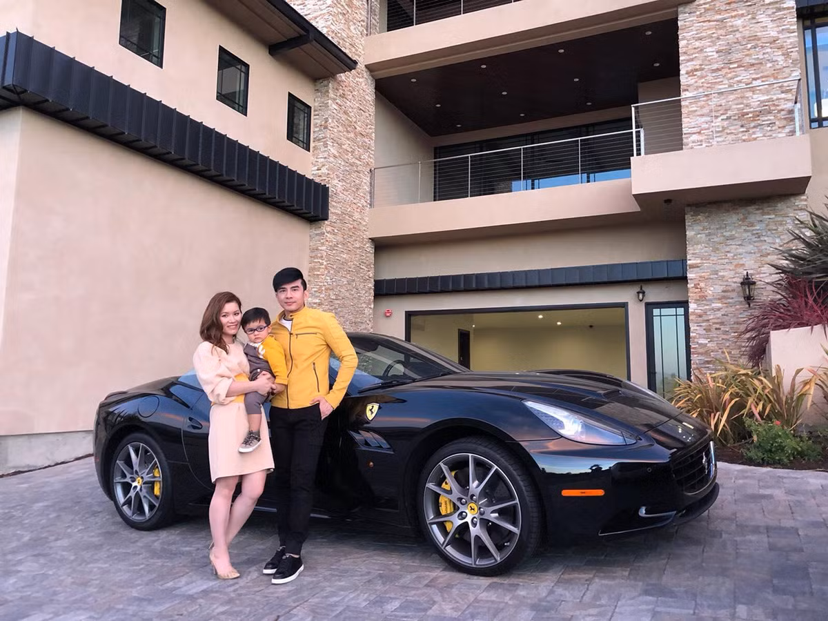 Vốn là người kín tiếng trong giới showbiz, bộ sưu tập xe của Đan Trường mới bị lộ thời gian gần đây. Trong garage của Đan Trường có sự hiện diện của Ferrari California, Lamborghini Aventador LP700-4 Roadster, Rolls-Royce Ghost Series II, "siêu SUV điện" Tesla Model X và một số xe BMW, Mercedes-Benz. Tại thị trường Mỹ, tổng giá trị garage của Đan Trường có thể vượt con số 1,5 triệu USD. Ảnh: FBNV.