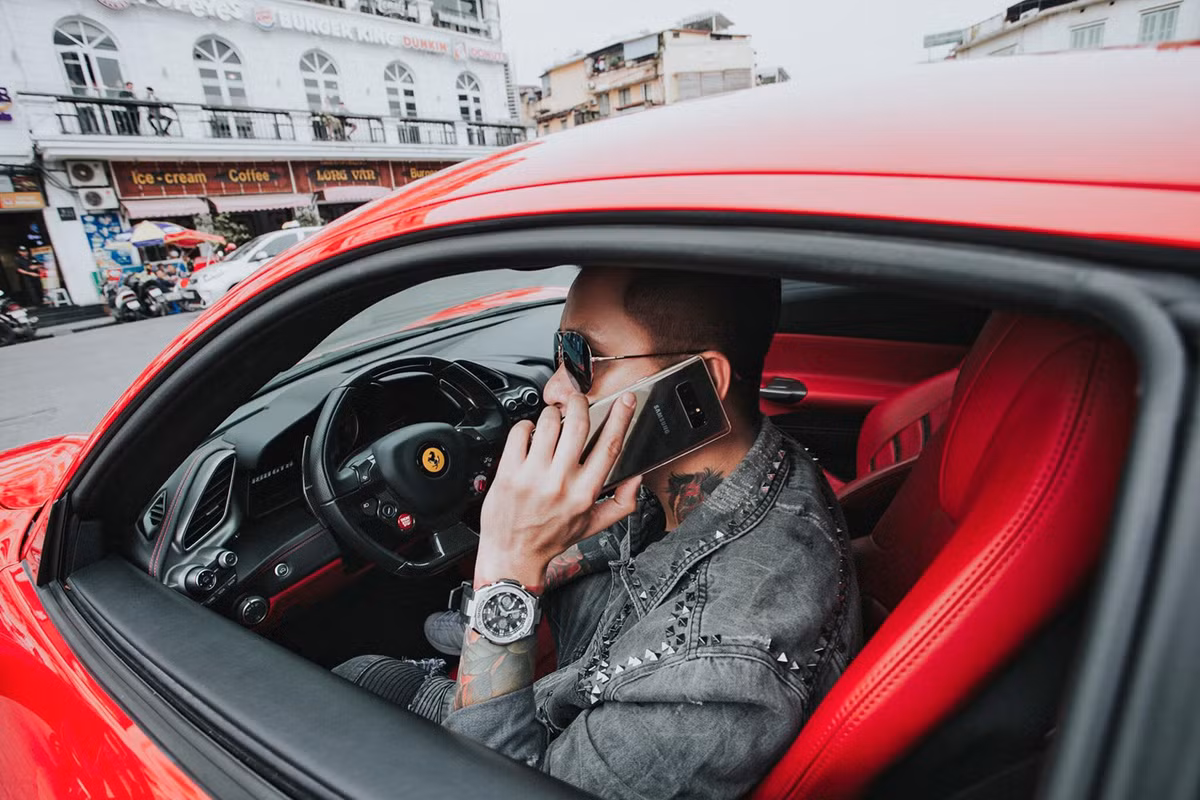 Trong giới showbiz, ca sĩ Tuấn Hưng được biết đến là người có lòng ''nhiệt thành'' với xe. Những mẫu xe đã từng qua tay anh phải kể đến gồm có siêu xe Ferrari 488 GTB, Mercedes-Benz S 400, Range Rover Evoque, Porsche Panamera Turbo và Mercedes-Benz C 200 độ. Ngoài ôtô, nam ca sĩ Hà thành cũng đam mê môtô phân khối lớn khi từng sở hữu Honda CBR1000RR và Ducati Diavel Cromo khi còn sinh sống ở Sài Gòn. Ảnh: FBNV.