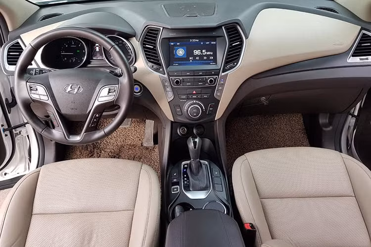 Nội thất của Hyundai SantaFe 2017 này có không gian rộng rãi được giữ nguyên bản, xe sở hữu vô lăng 3 chấu thể thao. Ngoài ra các nút điều khiển trên xe cũng được bố trí để người lái có thể dễ dàng thao tác.