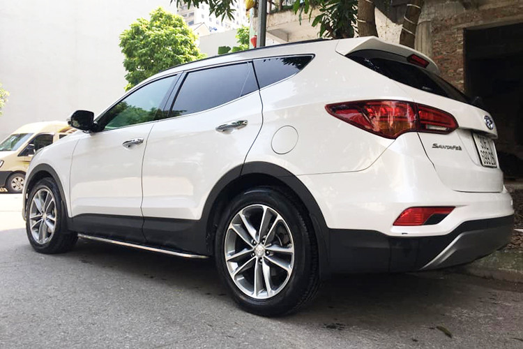 Đáng chú ý, trên thị trường ôtô cũ, những chiếc Hyundai SantaFe đã qua sử dụng được chào bán khá cao, đắt ngang hoặc thậm chí còn hơn cả một chiếc xe mới tại các showroom chính hãng. Trong ảnh là một chiếc Hyundai SantaFe 2.2 máy dầu hai cầu sản xuất năm 2017 được chủ nhân chào bán với mức giá hơn 1,1 tỷ đồng sau gần hai năm sử dụng.