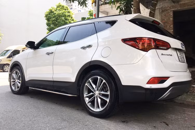 Đáng chú ý, trên thị trường ôtô cũ, những chiếc Hyundai SantaFe đã qua sử dụng được chào bán khá cao, đắt ngang hoặc thậm chí còn hơn cả một chiếc xe mới tại các showroom chính hãng. Trong ảnh là một chiếc Hyundai SantaFe 2.2 máy dầu hai cầu sản xuất năm 2017 được chủ nhân chào bán với mức giá hơn 1,1 tỷ đồng sau gần hai năm sử dụng.