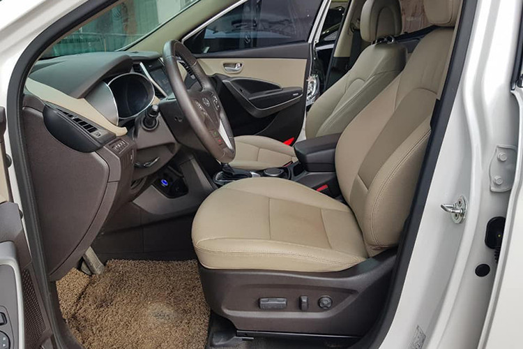 Thế hệ SantaFe 2017 phiên bản tiêu chuẩn cũng được trang bị cửa sau đóng mở bằng điện điều khiển từ xa. Các trang bị trên SantaFe gồm phanh tay điện tử, cửa sổ trời panorama, hệ thống âm thanh 6 loa, dàn lạnh riêng cho hàng ghế thứ 3, chìa khóa thông minh cùng khởi động nút bấm.