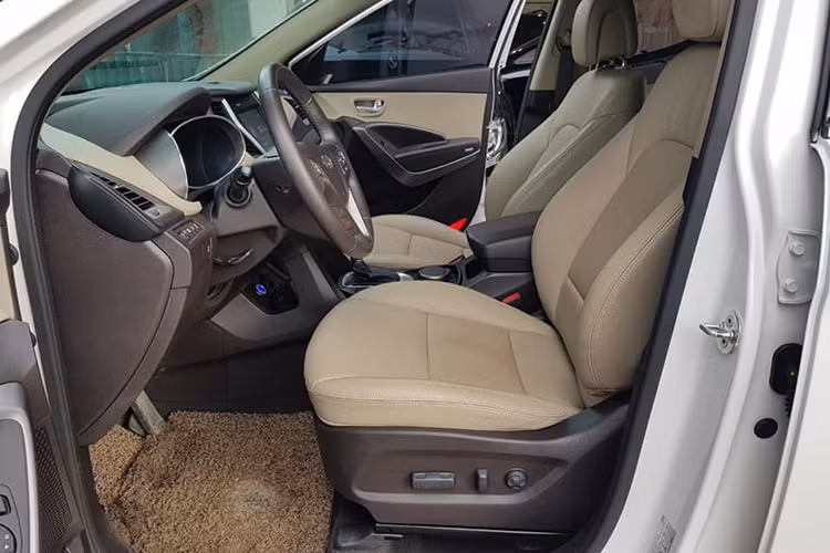 Thế hệ SantaFe 2017 phiên bản tiêu chuẩn cũng được trang bị cửa sau đóng mở bằng điện điều khiển từ xa. Các trang bị trên SantaFe gồm phanh tay điện tử, cửa sổ trời panorama, hệ thống âm thanh 6 loa, dàn lạnh riêng cho hàng ghế thứ 3, chìa khóa thông minh cùng khởi động nút bấm.