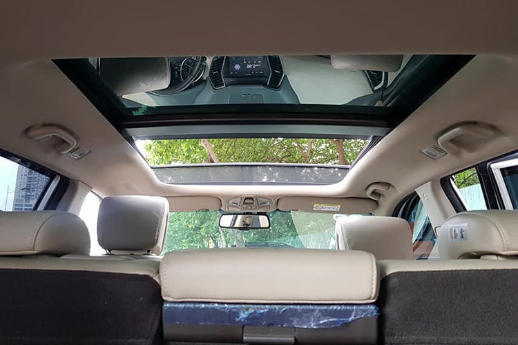 Hệ thống thông tin giải trí trên SUV SantaFe với màn hình DVD 8 inch tích hợp camera lùi cùng bản đồ dẫn đường chính hãng được phát triển dành riêng cho thị trường Việt Nam, hệ thống này cũng có khả năng cập nhật thông qua cổng USB tích hợp ngay sát màn hình và bệ tay.