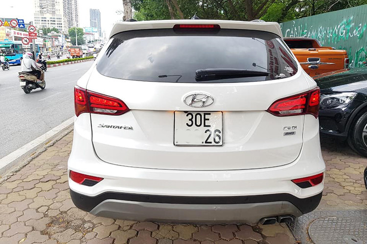 Những điểm khác biệt ở hai bên thân xe khá ít, chỉ bao gồm bộ mâm đúc có thiết kế mới cùng gương chiếu hậu chỉnh điện tích hợp đèn báo rẽ LED. Công nghệ chiếu sáng LED tiếp tục được Hyundai áp dụng cho đèn hậu của xe, khiến SantaFe có vẻ hiện đại hơn. Nằm bên dưới cản sau là cặp ống xả kép với chụp hình tứ giác thể thao.