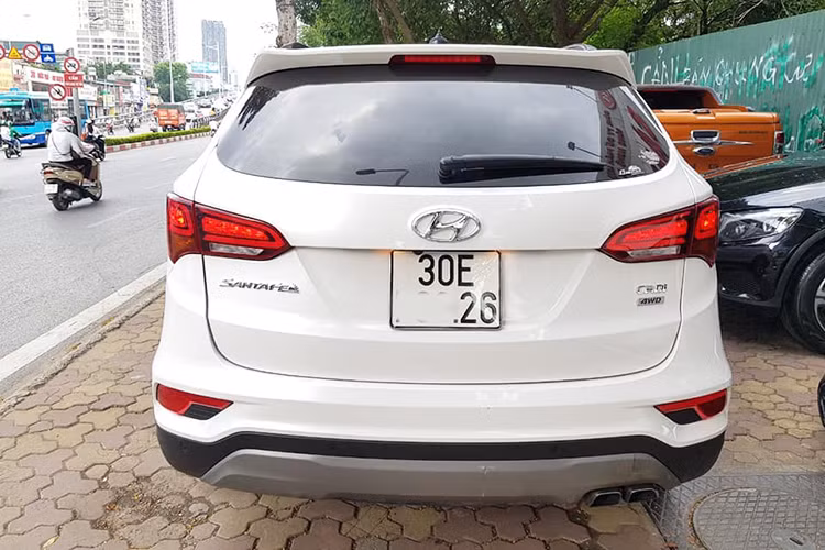 Những điểm khác biệt ở hai bên thân xe khá ít, chỉ bao gồm bộ mâm đúc có thiết kế mới cùng gương chiếu hậu chỉnh điện tích hợp đèn báo rẽ LED. Công nghệ chiếu sáng LED tiếp tục được Hyundai áp dụng cho đèn hậu của xe, khiến SantaFe có vẻ hiện đại hơn. Nằm bên dưới cản sau là cặp ống xả kép với chụp hình tứ giác thể thao.