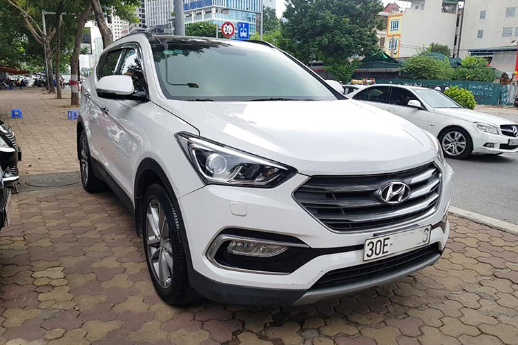 So với phiên bản cũ, động cơ Diesel trên Hyundai SantaFe 2017 được nâng công suất thêm 5 mã lực, mô-men xoắn lớn hơn đạt được ở vòng tua sớm hơn và giữ ở vòng tua cao hơn (1750-2750 rpm), tạo ưu thế khi vượt những địa hình khó ở tốc độ thấp. Xe sở hữu hộp số tự động 6 cấp. Xe được lắp ráp tại nhà máy Hyundai Ninh Bình trên dây chuyền công nghệ được chuyển giao trực tiếp từ Hyundai Hàn Quốc.