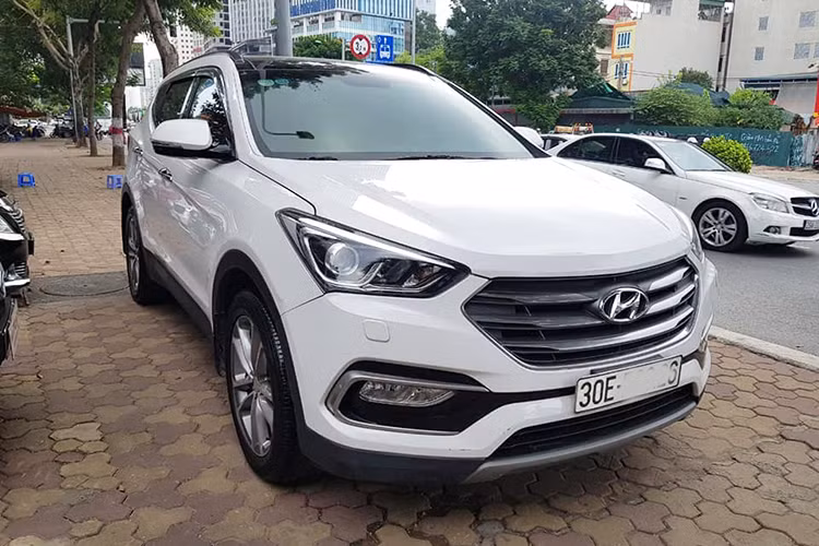 So với phiên bản cũ, động cơ Diesel trên Hyundai SantaFe 2017 được nâng công suất thêm 5 mã lực, mô-men xoắn lớn hơn đạt được ở vòng tua sớm hơn và giữ ở vòng tua cao hơn (1750-2750 rpm), tạo ưu thế khi vượt những địa hình khó ở tốc độ thấp. Xe sở hữu hộp số tự động 6 cấp. Xe được lắp ráp tại nhà máy Hyundai Ninh Bình trên dây chuyền công nghệ được chuyển giao trực tiếp từ Hyundai Hàn Quốc.