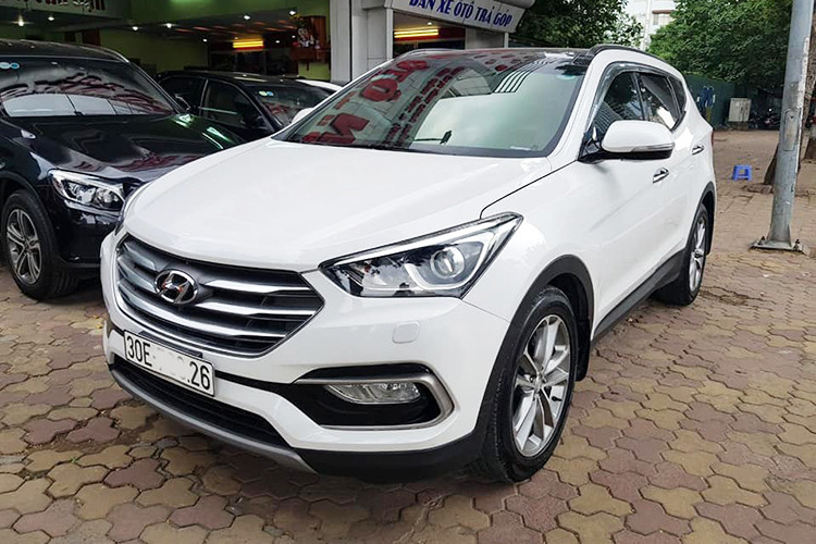 Sau khi nhà phân phối Hyundai tại Việt Nam (TC Motor) ngừng bán mẫu xe Hyundai SantaFe đời cũ và được thay thế bằng phiên bản mới nhất tại thị trường Việt, những tường những phiên bản cũ của mẫu xe này ít được người dùng quan tâm - tuy nhiên có vẻ như không hẳn như vậy, thậm chí những chiếc xe đã qua sử dụng vẫn còn khá giữ giá.