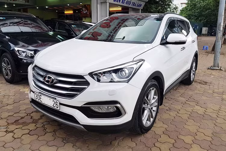 Sau khi nhà phân phối Hyundai tại Việt Nam (TC Motor) ngừng bán mẫu xe Hyundai SantaFe đời cũ và được thay thế bằng phiên bản mới nhất tại thị trường Việt, những tường những phiên bản cũ của mẫu xe này ít được người dùng quan tâm - tuy nhiên có vẻ như không hẳn như vậy, thậm chí những chiếc xe đã qua sử dụng vẫn còn khá giữ giá.