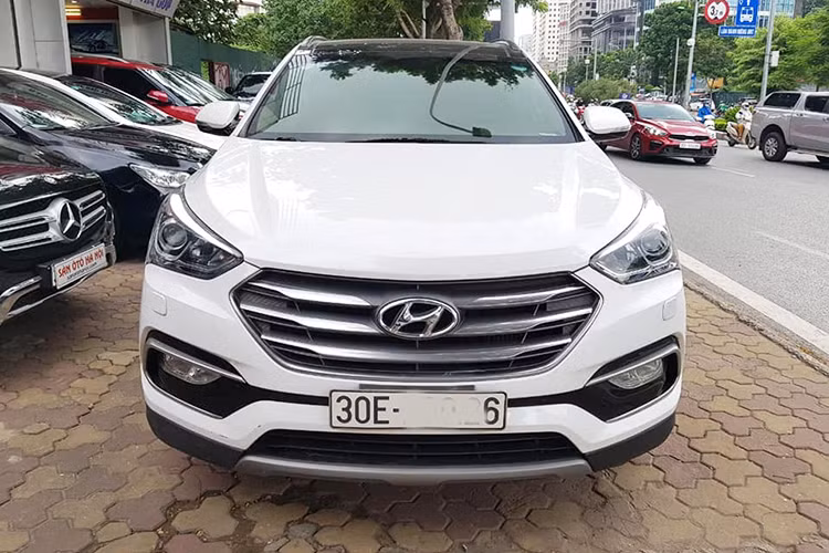 Theo chủ nhân của chiếc xe quảng cáo thì chiếc Hyudnai SantaFe đời 2017 mang biển Hà Nội này mới sử dụng khá ít và còn nguyên bản. Về ngoại hình, xe sở hữu thiết kế theo cảm hứng “Storm Edge” (Biên bão) phàn đầu xe với đèn pha xenon projector dạng tròn cùng lưới tản nhiệt hình lục giác đặc trưng mạ chrome hiện đại.