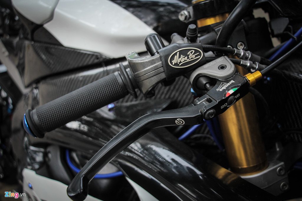 Chiếc xe còn được ốp khá nhiều chi tiếp carbon. Bộ tay cùm hiệu Brembo Billet Racing bằng vật liệu titanium. Tay cùm này có lực bóp rất mạnh và độ nén cao.