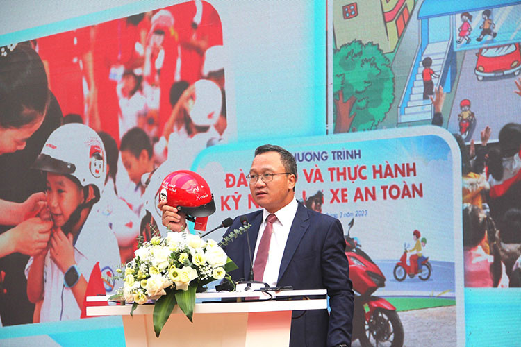 HVN trao tang 2 trieu mu bao hiem cho hoc sinh nam hoc 2023-2024