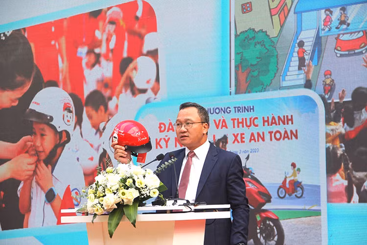 HVN trao tang 2 trieu mu bao hiem cho hoc sinh nam hoc 2023-2024