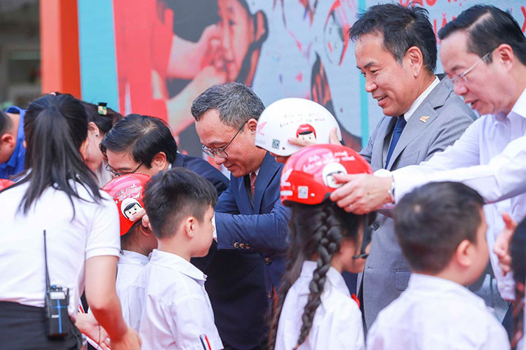 HVN trao tang 2 trieu mu bao hiem cho hoc sinh nam hoc 2023-2024-Hinh-2