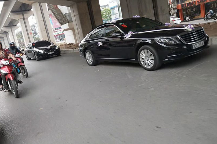 Theo sau chiếc Rolls-Royce Phantom EWB mới còn có bộ đôi Mercedes-Benz S500 có mức giá chính hãng khoảng hơn 6 tỷ đồng tháp tùng.