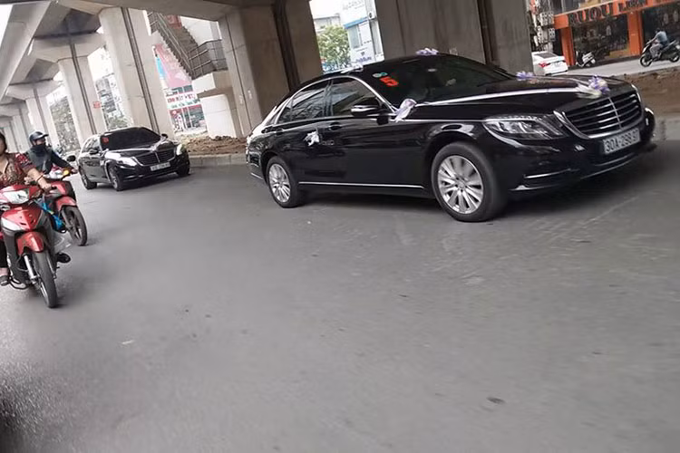 Theo sau chiếc Rolls-Royce Phantom EWB mới còn có bộ đôi Mercedes-Benz S500 có mức giá chính hãng khoảng hơn 6 tỷ đồng tháp tùng.