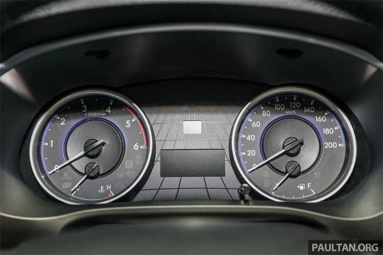 Xe được trang bị hai lựa chọn động cơ bao gồm; 2.4L và 2.8L. Động cơ 2.4L 2GD-FTV Turbodiesel đạt công suất 150 mã lực tại 3.400v/ph và mô-men xoắn 400Nm tại 1.600-2.000v/ph kết hợp với hộp số tự động 6 cấp.