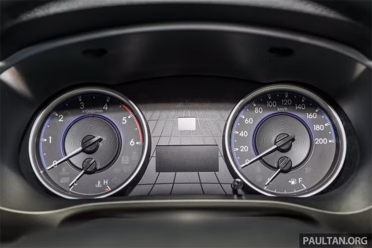 Xe được trang bị hai lựa chọn động cơ bao gồm; 2.4L và 2.8L. Động cơ 2.4L 2GD-FTV Turbodiesel đạt công suất 150 mã lực tại 3.400v/ph và mô-men xoắn 400Nm tại 1.600-2.000v/ph kết hợp với hộp số tự động 6 cấp.