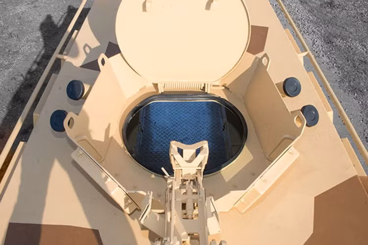 Trang thiết bị vũ trang trên krAZ-HULK cũng rất đáng nể khi được trang bị hệ thống súng máy trên nóc xe cùng bệ đỡ người bắn để có thể tấn công hoặc phòng thủ trước các đối thủ hạng nhẹ khác.