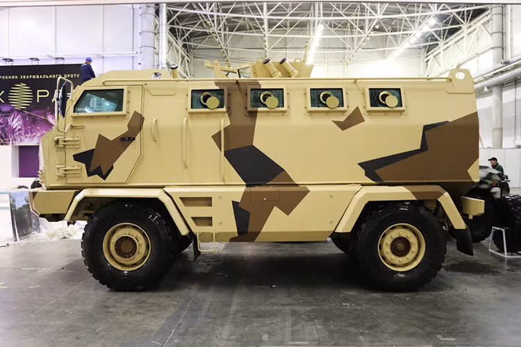 Để vận hành cỗ máy 14 tấn này, các kỹ sư của krAZ đã trang bị một động cơ dầu tích hợp công nghệ turbo charged mang lại công suất tới 310 mã lực cùng hộp số sàn 9 cấp cho krAZ-HULK. Với khối động cơ này, krAZ-Hulk có khả năng đạt tốc độ tối 90km/h.