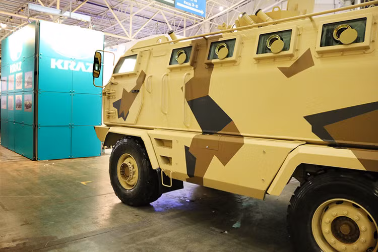 Là một mẫu xe quân sự việt dã yêu cầu khả năng vận hành linh hoạt nên krAZ-HULK được trang bị hệ thống dẫn động bốn bánh 4x4 và bộ lốp chuyên dụng cỡ lớn với kích thước 445/65-R22.5. Ngoài ra, lớp vỏ thép với dàn áo rằn ri cũng được thiết kế khá đặc biệt.