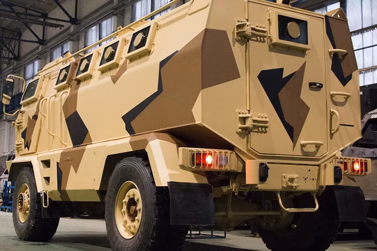 Điểm nổi bật của krAZ-HULK chính là ở khả năng có thể chịu được 6kg thuốc nổ TNT trong trường hợp đi vào bãi mìn quân sự - ngay cả trong trường hợp nổ dưới lốp hoặc nổ trực tiếp dưới gầm xe. Điều này cho phép krAZ-HULK đưa các người lính vào sâu được mọi địa hình.