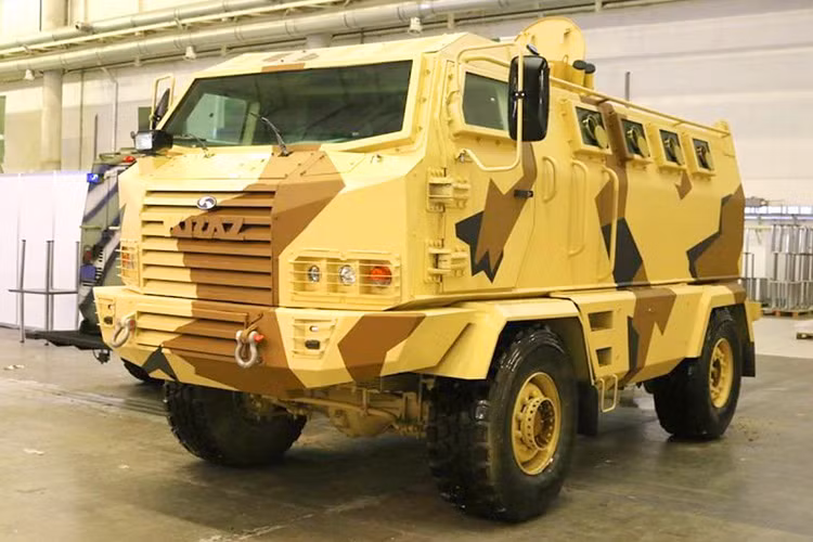 Về mặt thiết kế, krAZ-HULK có thiết kế đơn giản với các góc cạnh đặc trưng của dòng xe quân sự như góc thoát đầu/đuôi lớn, kích thước lớn đủ chỗ cho 10 người lính và 2 lái xe. Bên cạnh đó, xe cũng có trọng lượng tới 16 tấn và khả năng chống mìn, kính chống đạn...