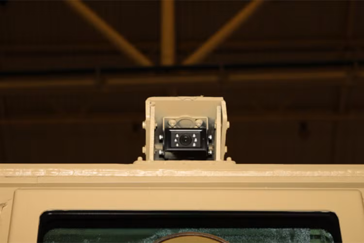 Ngoài ra xe cũng có 6 ống súng phóng đạn khói để giúp chiếc xe thực hiện các nhiệm vụ bất ngờ hoặc để hỗ trợ cho việc rút lui. Bên cạnh đó, mắt thần" camera cũng được trang bị giúp quan sát tình hình bên ngoài tốt hơn.