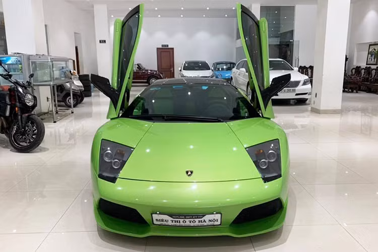 Sự có mặt của chiếc siêu xe Lamborghini Murcielago LP640 màu độc bên trong siêu thị ôtô Hà Nội tại TP HCM chuyên kinh doanh các dòng xe đã qua sử dụng đã thu hút không ít sự chú ý của cư dân mạng.