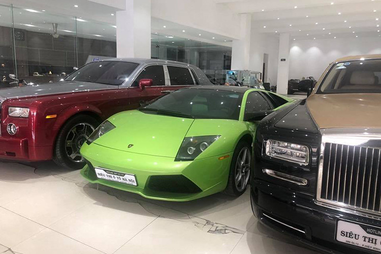 Ngoài chiếc siêu xe Lamborghini Murcielago LP640 màu xanh cốm đang rao bán, siêu thị ôtô Hà Nội này còn đang tìm chủ nhân cho 2 chiếc xe siêu sang Rolls-Royce Phantom thế hệ đầu tiên và thế hệ thứ 2. Ngoài ra là các dòng sedan hạng sang từ BMW, Lexus, Mercedes-Benz cho đến các mẫu xe tầm trung như Toyota Camry...