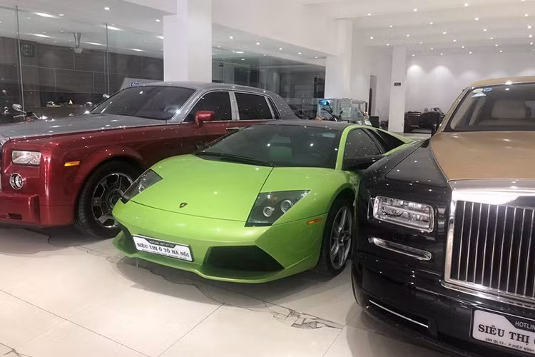 Ngoài chiếc siêu xe Lamborghini Murcielago LP640 màu xanh cốm đang rao bán, siêu thị ôtô Hà Nội này còn đang tìm chủ nhân cho 2 chiếc xe siêu sang Rolls-Royce Phantom thế hệ đầu tiên và thế hệ thứ 2. Ngoài ra là các dòng sedan hạng sang từ BMW, Lexus, Mercedes-Benz cho đến các mẫu xe tầm trung như Toyota Camry...