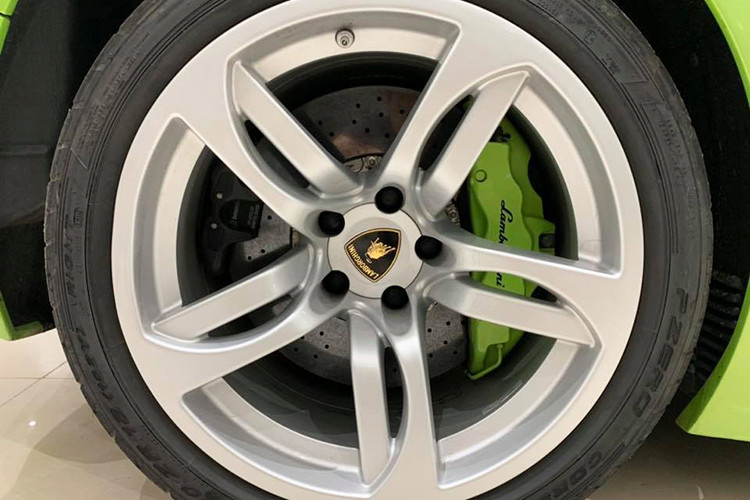 Ngoài màu sơn xanh cốm, siêu xe Lamborghini Murcielago LP640 đang được rao bán còn có vỏ gương, trần xe, khuếch tán cũng như lưới tản nhiệt sơn đen tạo điểm nhấn. Bộ mâm 5 chấu kép của xe sơn màu bạc với cùm phanh màu xanh "tông xuyệt tông" ngoại thất. 