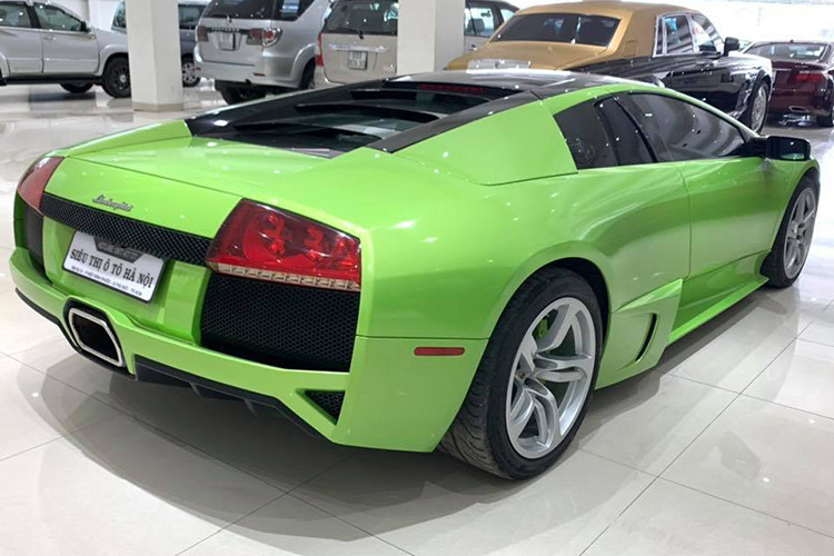 Siêu xe Lamborghini Murcielago LP640 màu xanh cốm này ban đầu là món quà mừng tốt nghiệp của thiếu gia 9X ở Đà Nẵng nhận được từ người bố. Sau đó, chiếc xe này được chủ nhân cho ra biển số "tứ quý" 8 rất đình đám và nổi tiếng trong giới chơi xe một thời gian dài.