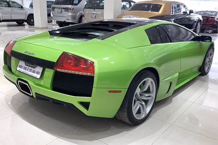 Siêu xe Lamborghini Murcielago LP640 màu xanh cốm này ban đầu là món quà mừng tốt nghiệp của thiếu gia 9X ở Đà Nẵng nhận được từ người bố. Sau đó, chiếc xe này được chủ nhân cho ra biển số "tứ quý" 8 rất đình đám và nổi tiếng trong giới chơi xe một thời gian dài.