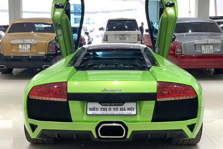Ngoại thất của chiếc siêu xe Lamborghini Murcielago LP640 đang được rao bán với giá 9,8 tỷ đồng này sơ hữu màu sơn xanh Verde Ithaca. Màu sơn này còn được nhìn thấy trên 3 chiếc siêu xe Lamborghini Huracan LP610-4 tại thị trường Việt Nam.